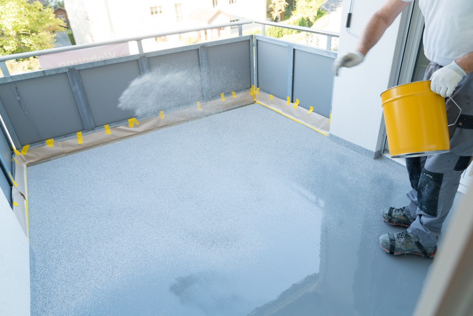 Osłona, dzięki której balkon będzie chroniony przed słońcem i deszczem. Materiał partnera
