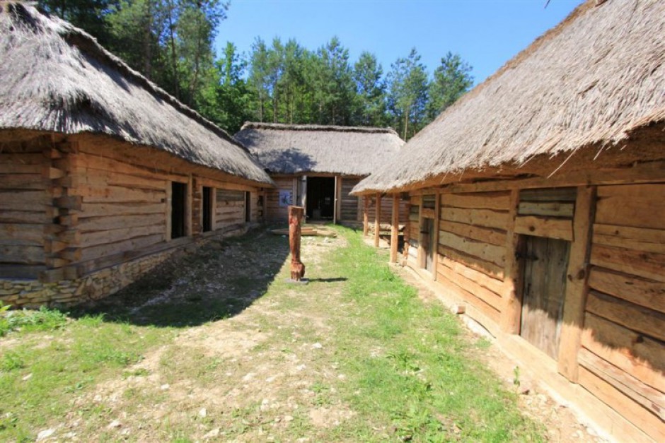 Modrzewiowy dworek „Kałamarzyk” wzbogaci Park Etnograficzny w Tokarni