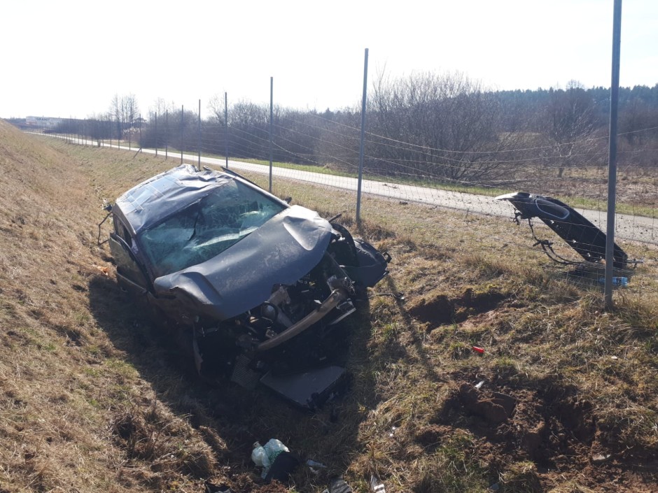 Groźny wypadek na S7. Osobówka dachowała, kobieta w szpitala