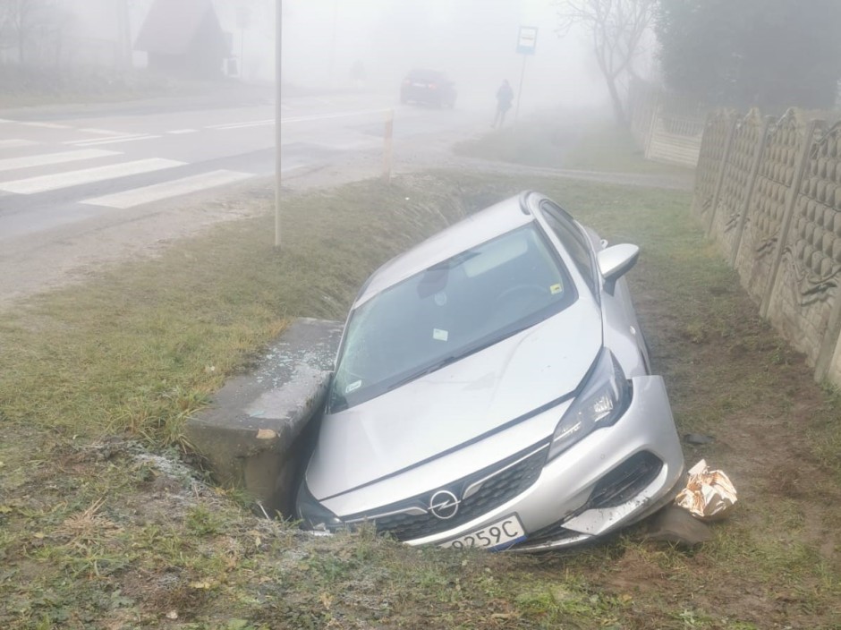 Kolejne zdarzenie drogowe w regionie. Osobówka w rowie