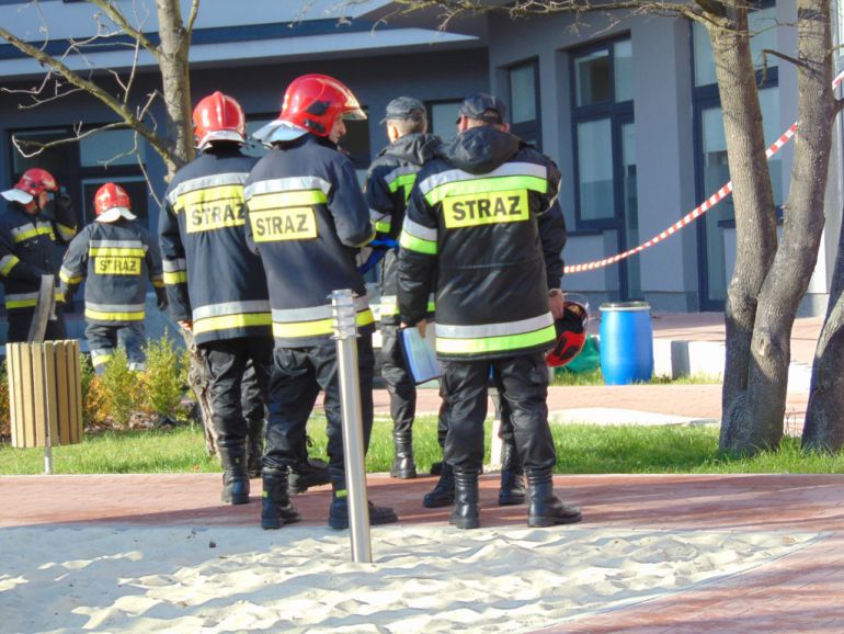 Pożar auta. Trzy osoby ranne.