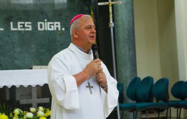 Bp Jan Piotrowski na okładce czasopisma „La Prensa”