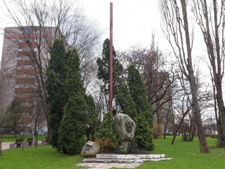 [INTERWENCJA] Pomnik poświęcony Powstaniu Listopadowemu zniszczony. „Smutny widok”