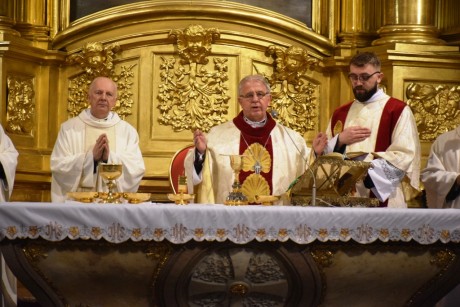 Bp Jan Piotrowski w Wielki Czwartek: Bóg nie powierzył Eucharystii aniołom, ale ludziom