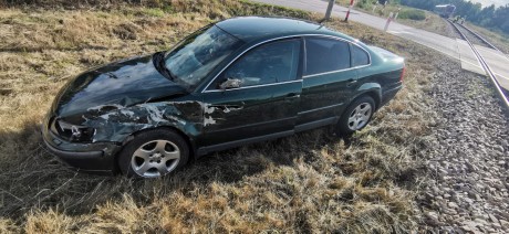 Samochód zderzył się z pociągiem na przejeździe kolejowym w Stąporkowie