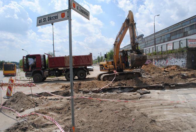 Wahadłowo między Zagnańską i Okrzei