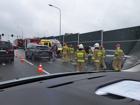 Wypadek w Brzezinach. Kobieta trafiła do szpitala