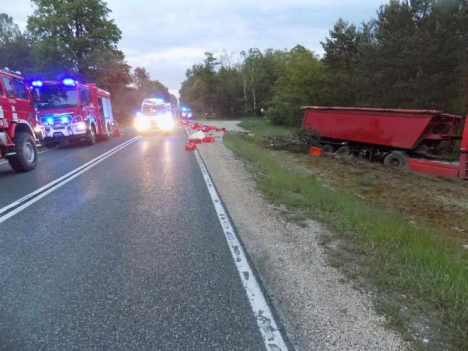 Wypadek samochodu osobowego i ciężarówki w Nagłowicach