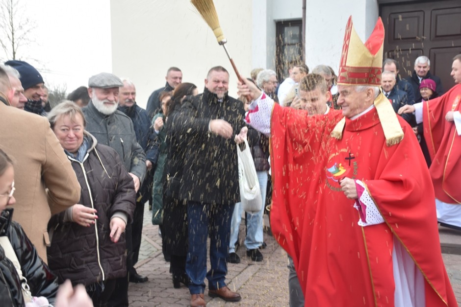 Biskup Marian Florczyk obsypany owsem. Niezwykła tradycja w Dyminach
