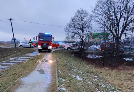 Poszukiwania na rzece Kamiennej w Ostrowcu. Przy wodzie znaleziono ubrania