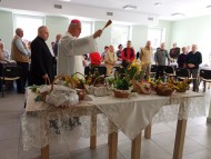 Świąteczne śniadanie w Ośrodku Caritas w Wiśniówce z biskupem Janem Piotrowskim