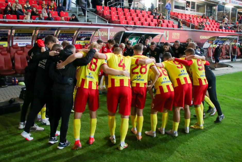 Korona Kielce kontra wicelider. Żółto-czerwone derby w ważnym dniu dla biało-czerwonych