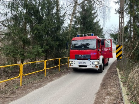 Drzewo przewróciło się na mężczyznę, w akcji strażacy