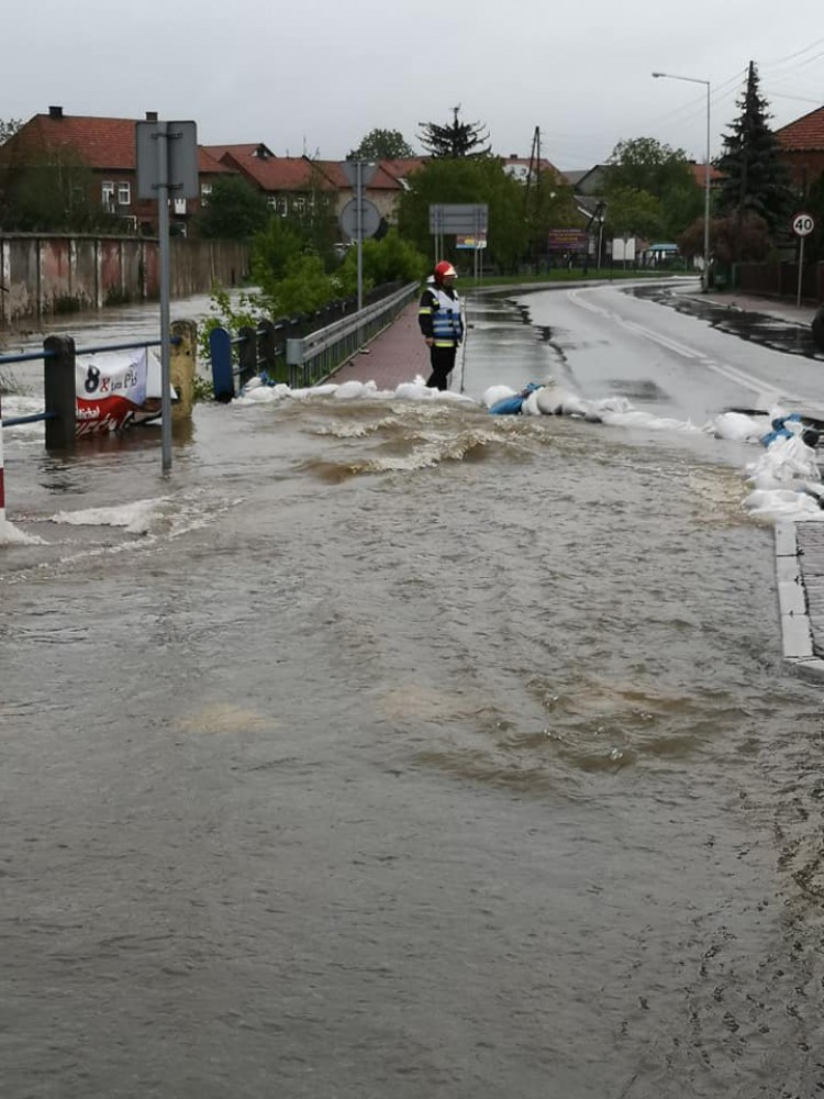 Kazimierza Wielka walczy z podtopieniami. Wizyta wojewody