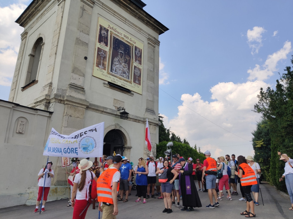 [FOTO] Pielgrzymi coraz bliżej Kielc. Msza Święta w Kijach