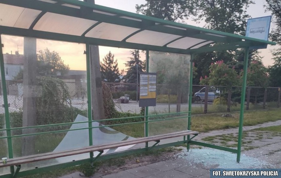 Pijani wandale zniszczyli przystanek autobusowy