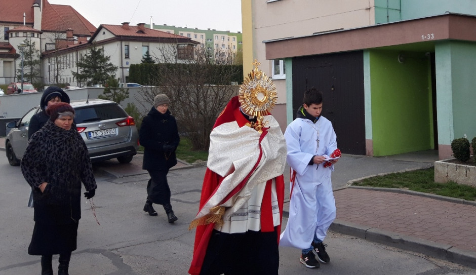 [VIDEO+FOTO] Procesja z Najświętszym Sakramentem w parafii Ducha Świętego