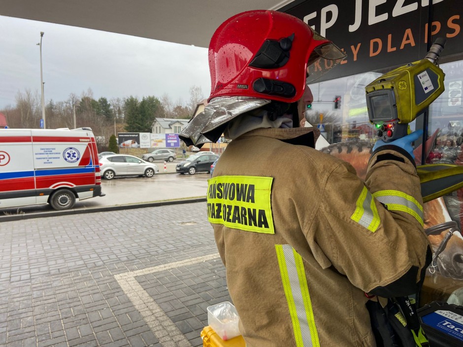 Nieznana, cuchnąca substancja rozlana w salonie masażu