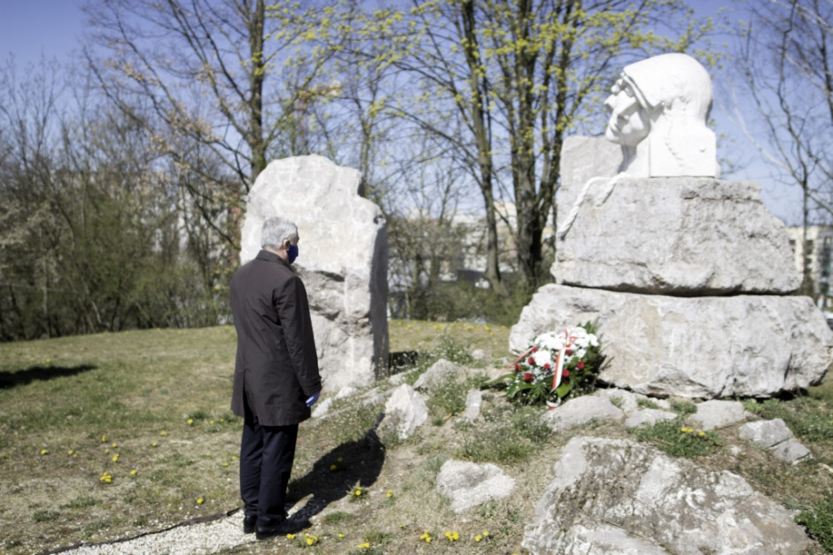 Marszałek uczcił pamięć ofiar zbrodni katyńskiej
