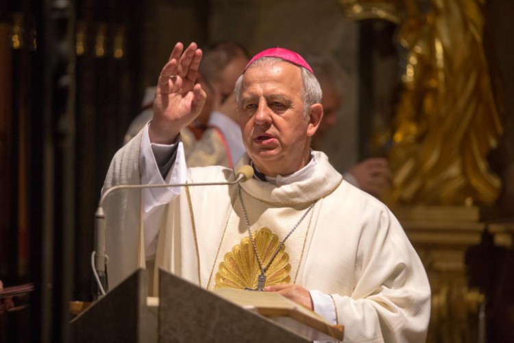 Biskup Jan Piotrowski we Francji. Bierze udział w Konferencji Episkopatu Francji