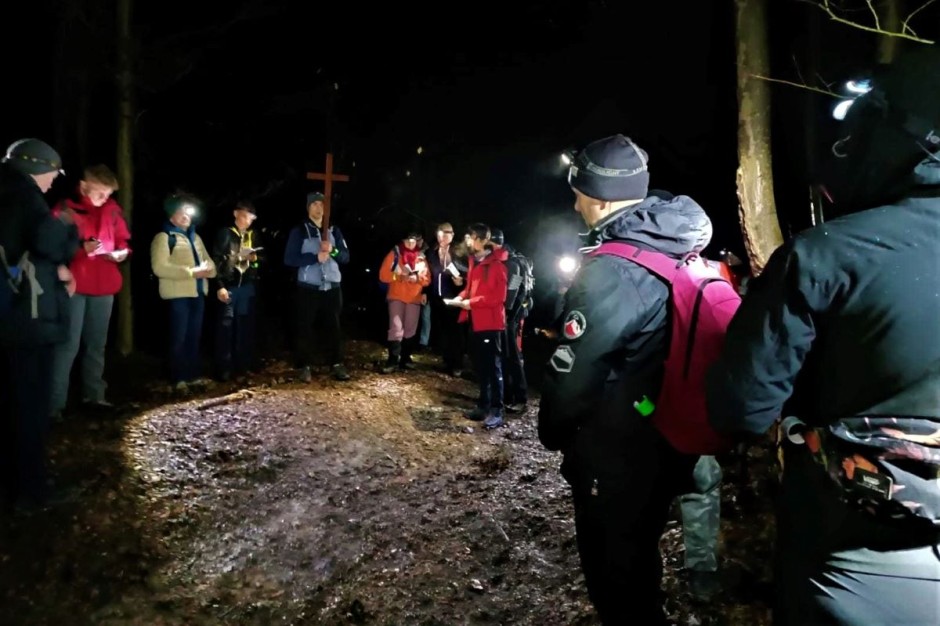 Blisko pół tysiąca wiernych wędrowało nocą na Święty Krzyż