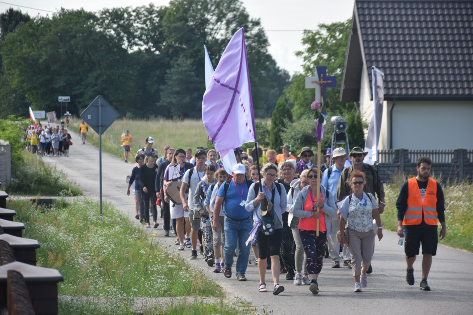 Drugi dzień pielgrzymowania. Msza Święta w Lisowie i Pińczowie