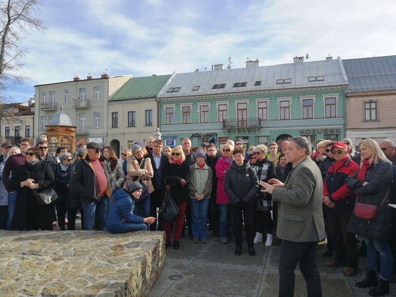 [FOTO] Spacerowali, a przy okazji poznawali historię kieleckiego rynku