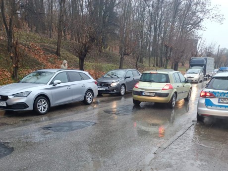 Policjanci szukają świadków kolizji na Pakoszu. Jeden z kierowców uciekł z miejsca zdarzenia