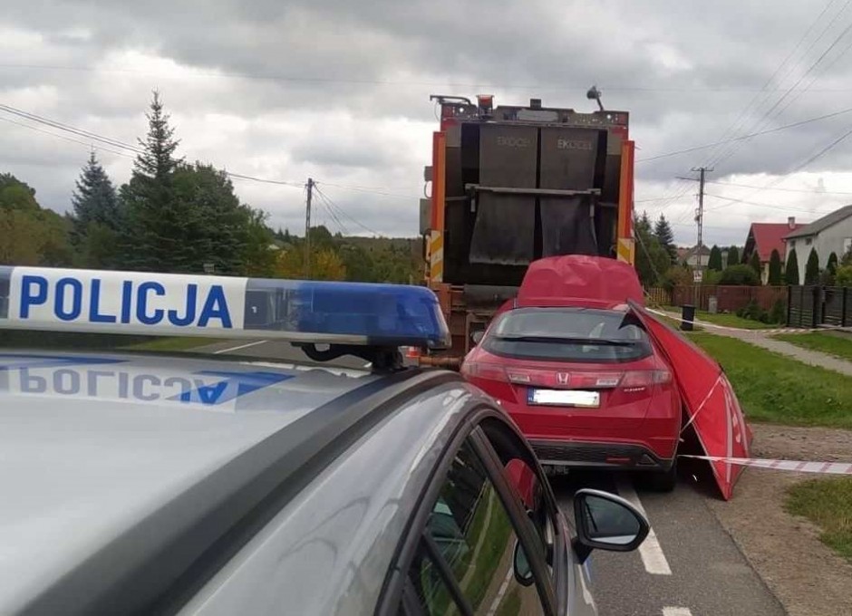 Osobówka zderzyła się ze śmieciarką. Kierująca pijana