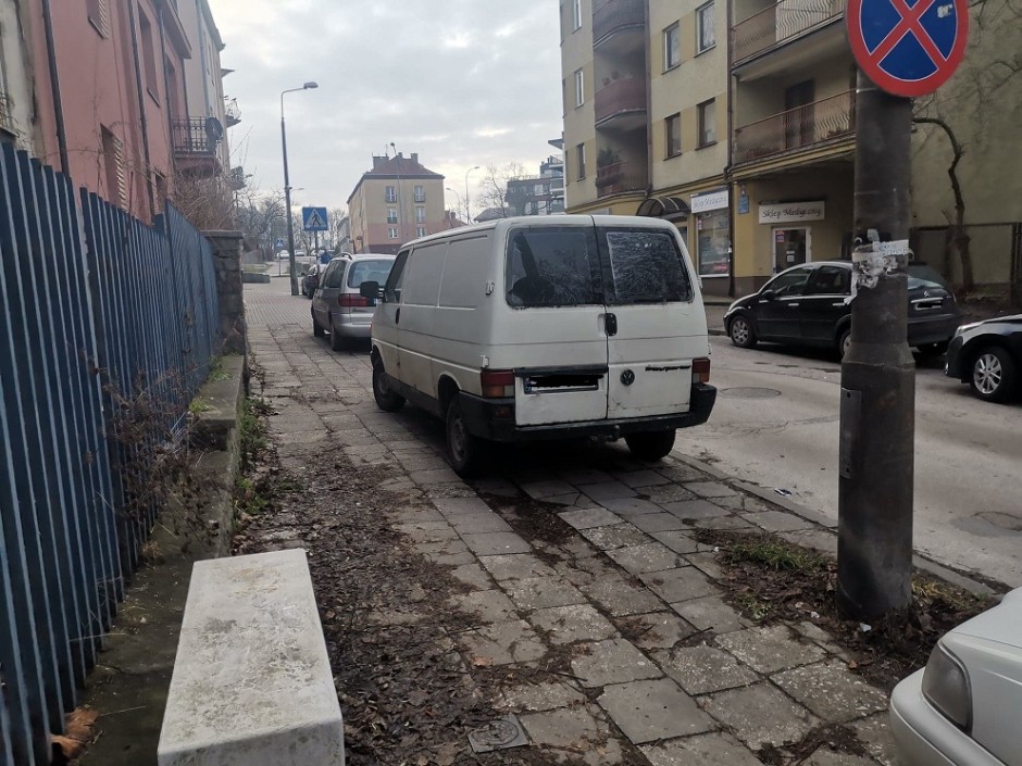 Strażnicy miejscy apelują – parkując, pomyśl o innych! Sypią się mandaty