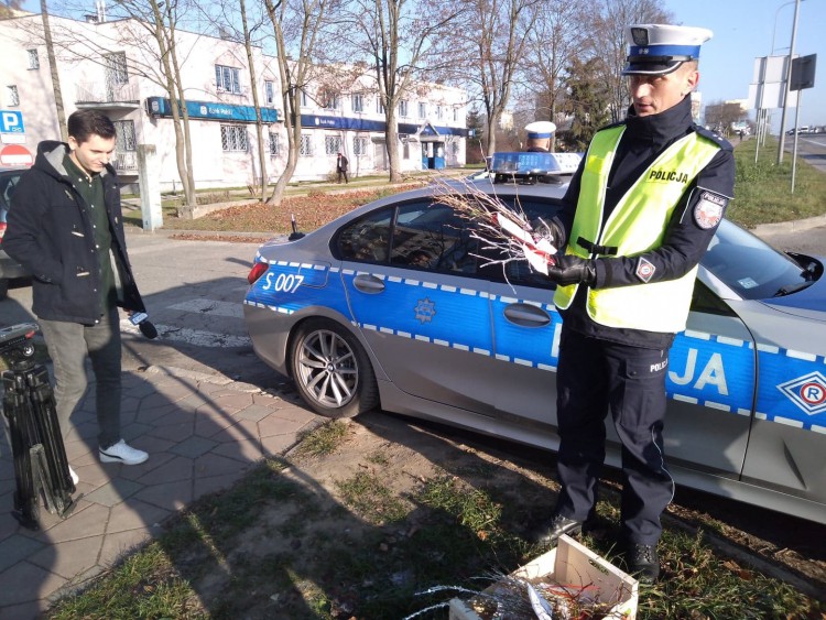 Policjanci kontrolują kierowców: niegrzeczni dostaną rózgi, a grzeczni prezent!