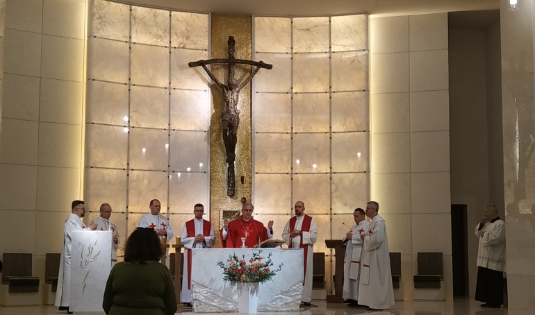 Biskup Jan Piotrowski odprawił mszę świętą w intencji lekarzy. Medycy modlili się do świętego Łukasza