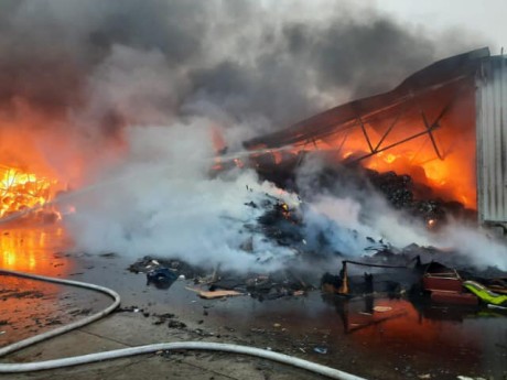 Akcja gaśnicza w Promniku trwa. Na miejscu 21 zastępów straży