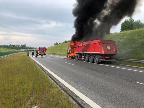 Pożar ciężarówki na S7. Droga na Warszawę zablokowana