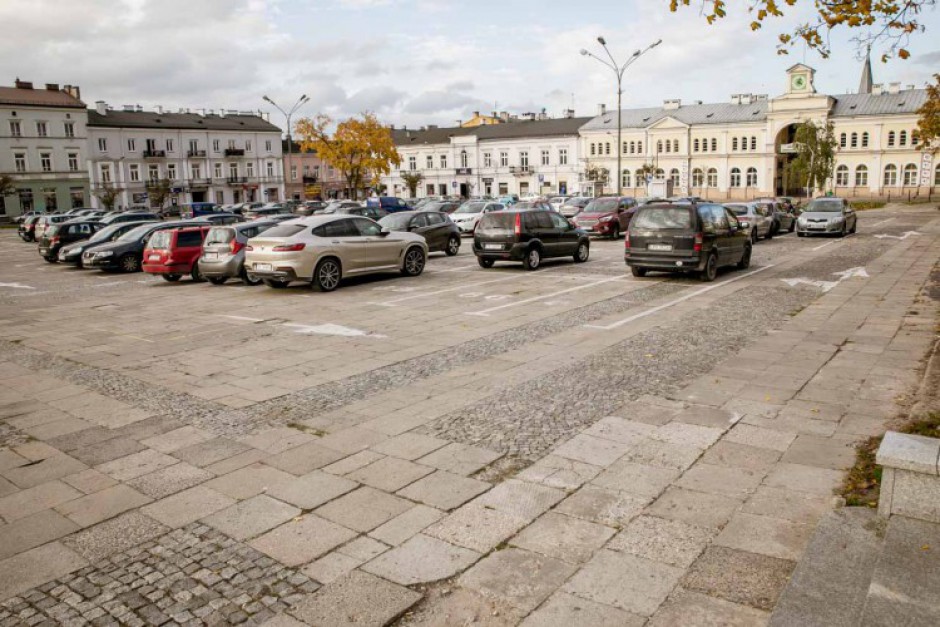 Trzy tysiące złotych za dzierżawę Placu Wolności. Radni oburzeni zbyt niską kwotą