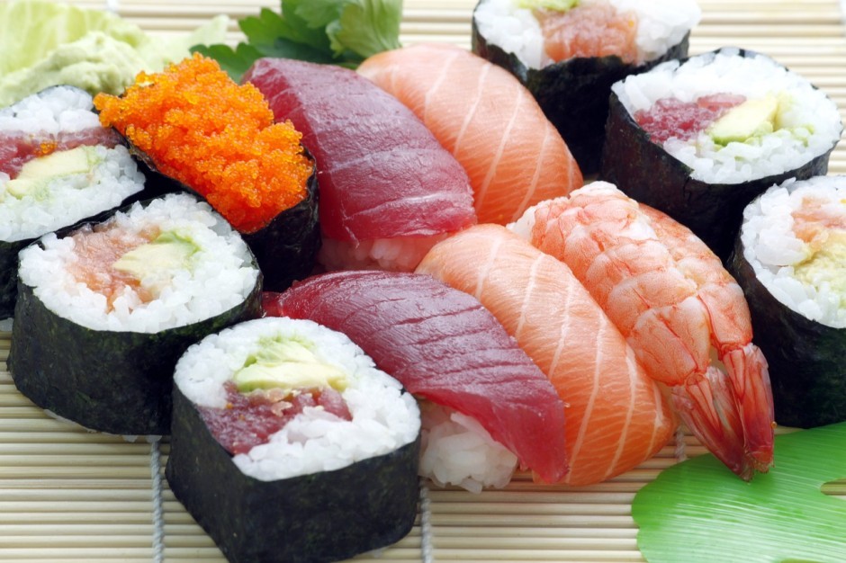 Sushi w różnych krajach: jak dostawa adaptuje tradycyjne przepisy do lokalnych smaków