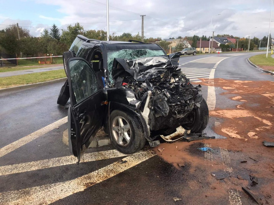 Śmiertelny wypadek w Ostrowcu. Nie żyje kierowca osobówki