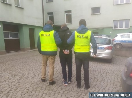 Złodziejski duet w rękach policji. Auto skradzione w Ostrowcu znalazło się w Warszawie