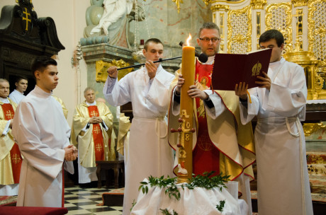 Trwa Wigilia Paschalna. Najbogatsza liturgia w całym roku