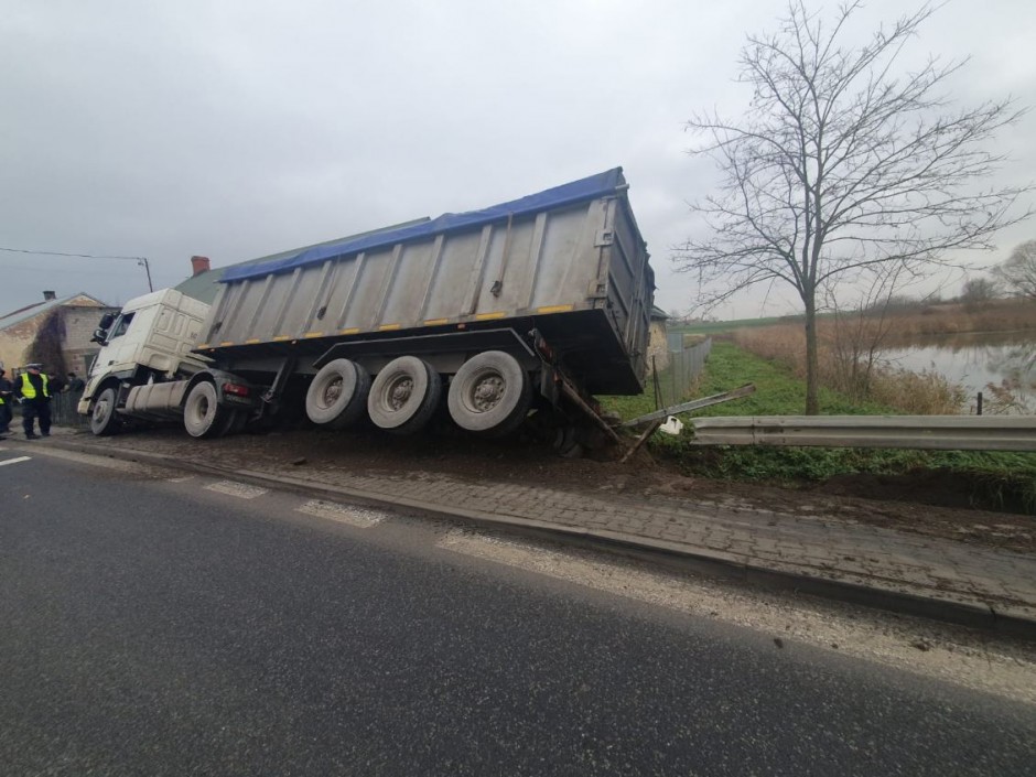 Tir uderzył w dom w powiecie opatowskim