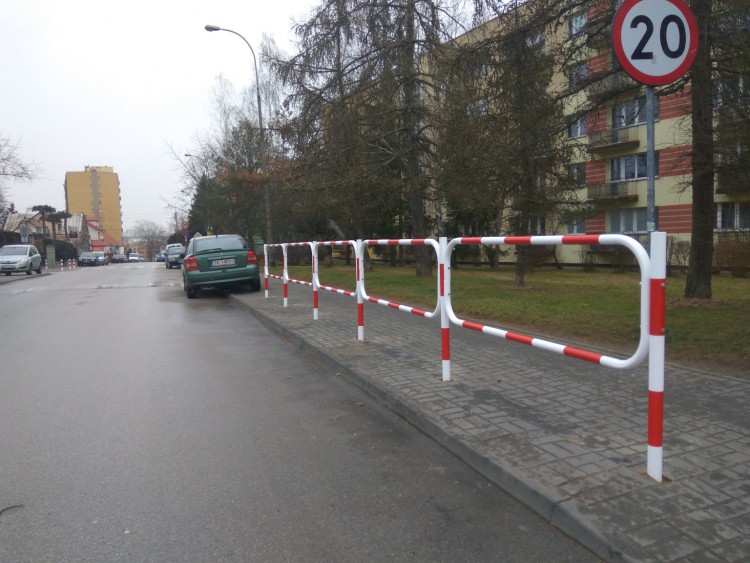 Postawili słupki na osiedlu KSM. Mieszkańcy oburzeni