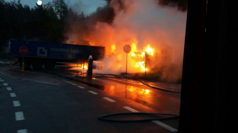 Groźny wypadek na skrzyżowaniu DK 74 i 42 w Rudzie Malenieckiej