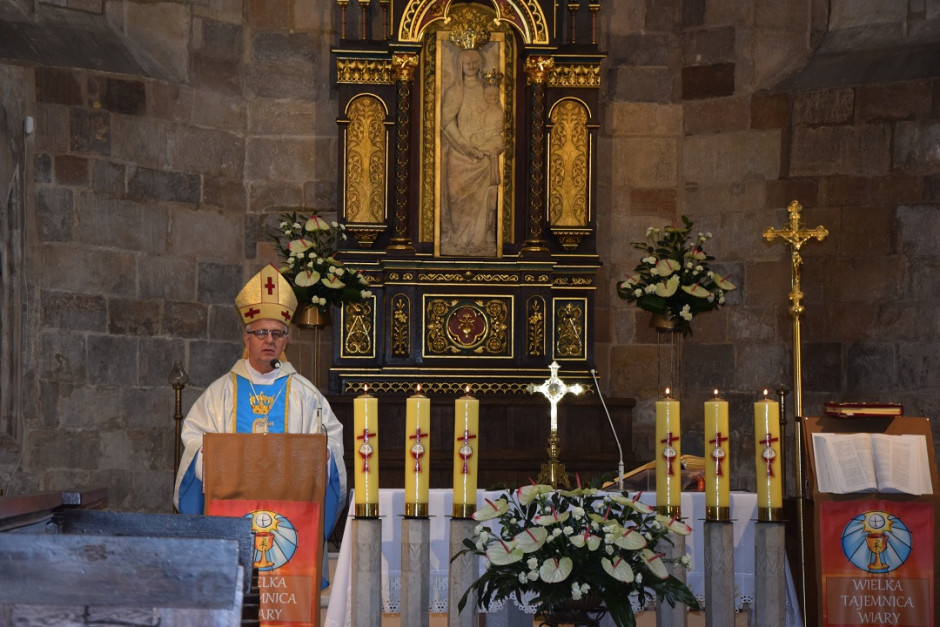 Biskup Jan Piotrowski w Wiślicy: Wsłuchajmy się w głos Maryi