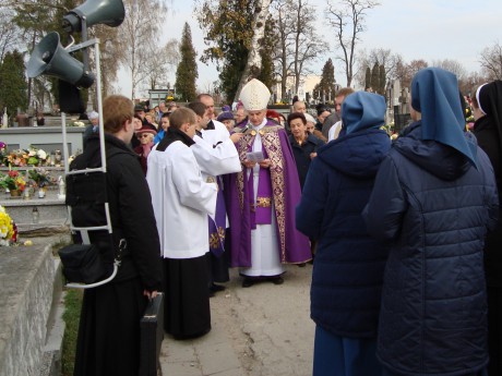 Msze święte na cmentarzach w Kielcach w uroczystość Wszystkich Świętych