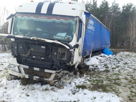 Kolizja w Ociesękach. Zderzenie ciężarówki i auta osobowego