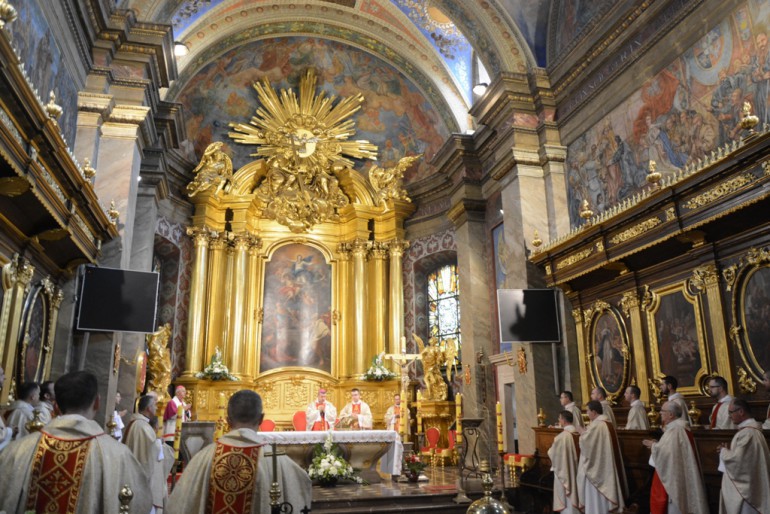 Episkopat rekomenduje biskupom dyspensę na niedzielną Mszę Świętą