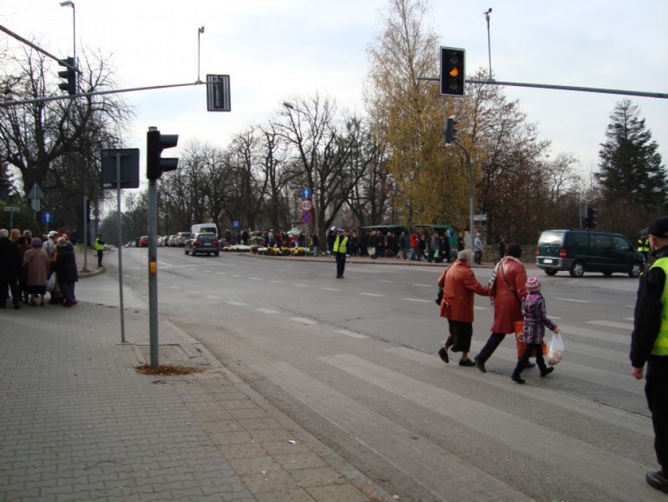 Przed Wszystkimi Świętymi policjanci apelują o rozwagę na drogach