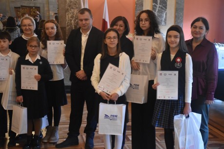 Ortografia i historia. Poznaliśmy zwycięzców Dyktanda Niepodległościowego