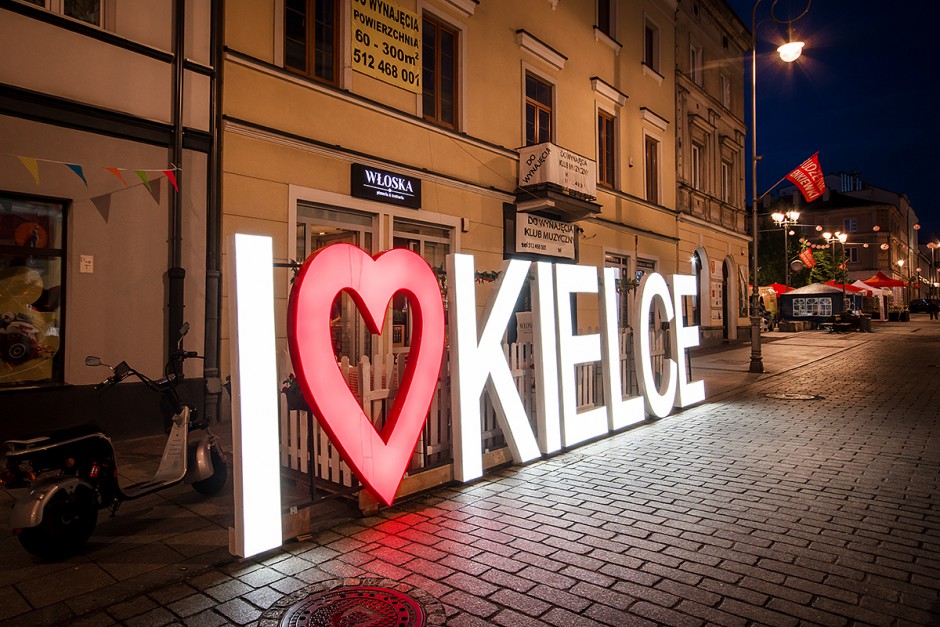 Napis I ♥ Kielce budzi Sienkiewkę nawet w nocy