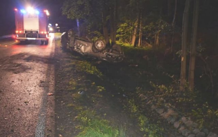 Groźny wypadek w św. Katarzynie. Pasażer i kierowca pijani